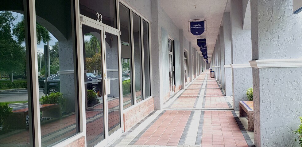 2600 NW 87th Ave, Doral, FL à louer - Photo du bâtiment - Image 3 de 3