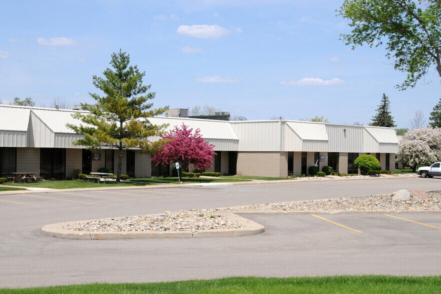 802-864 Phoenix Dr, Ann Arbor, MI for lease - Building Photo - Image 2 of 15