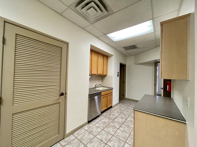 1168-1170 Center Point Dr, Henderson, NV à vendre - Photo du bâtiment - Image 3 de 40