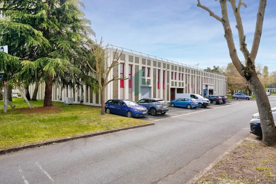 Flex dans Éragny à louer - Photo du bâtiment - Image 2 de 5