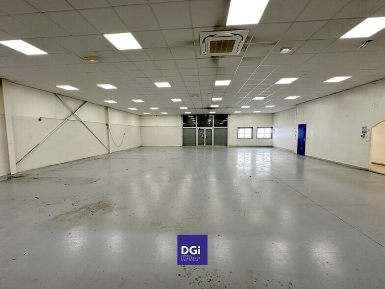 Flex in Nimes for lease - Interior Photo - Image 3 of 10