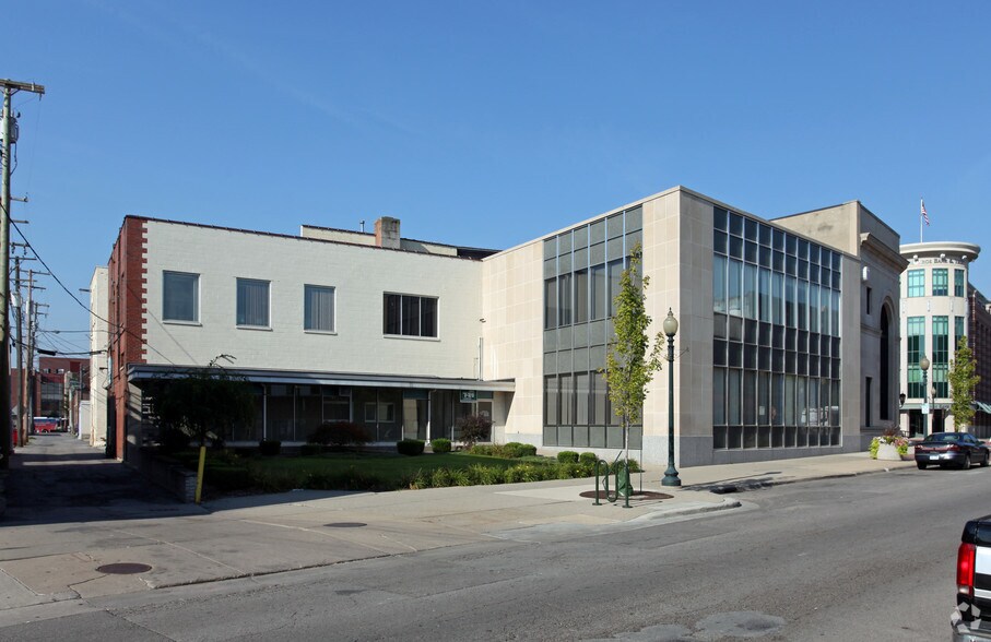 102 E Front St, Monroe, MI à vendre - Photo du bâtiment - Image 2 de 2