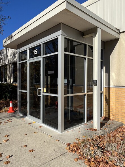 15 Erie Dr, Natick, MA à louer - Photo du bâtiment - Image 2 de 11
