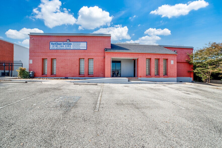 10835 Gulfdale St, San Antonio, TX à vendre - Photo du bâtiment - Image 1 de 30