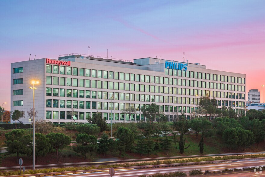 Calle María de Portugal, 3 - 5, Madrid, Madrid à louer - Photo du bâtiment - Image 1 de 18