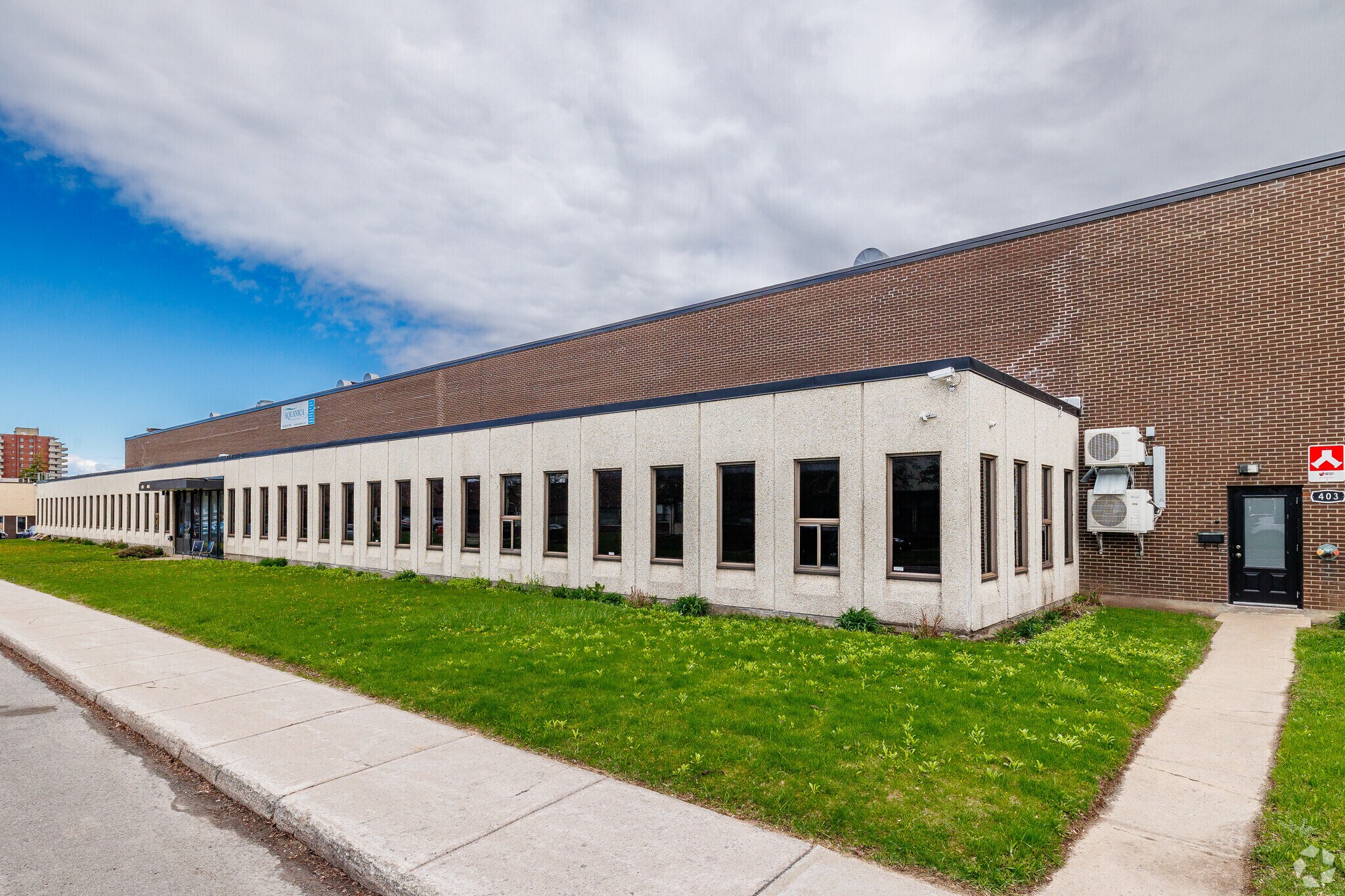 401-425 Blvd Montpellier, Montréal, QC à louer Photo principale- Image 1 de 8