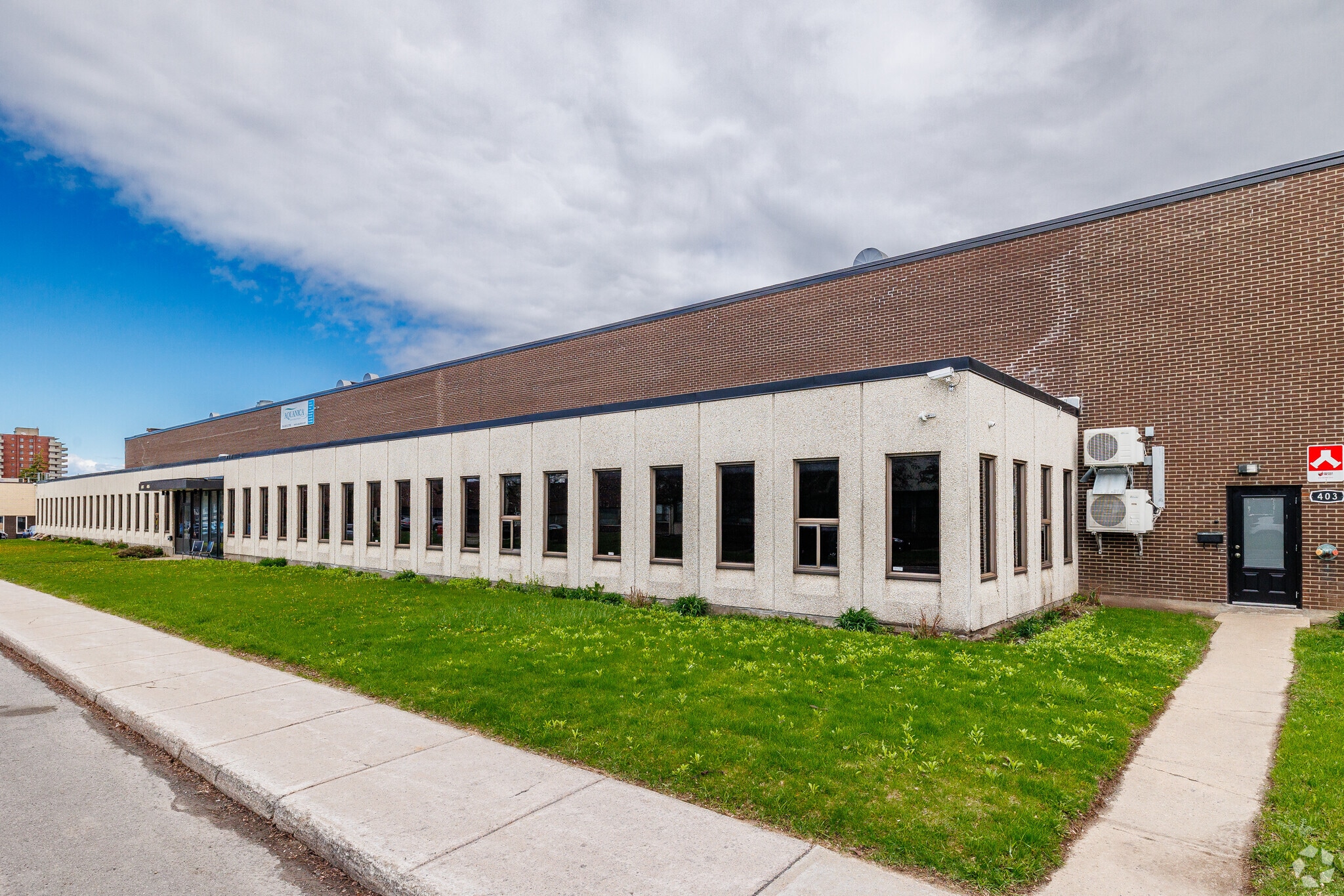401-425 Blvd Montpellier, Montréal, QC for lease Primary Photo- Image 1 of 8