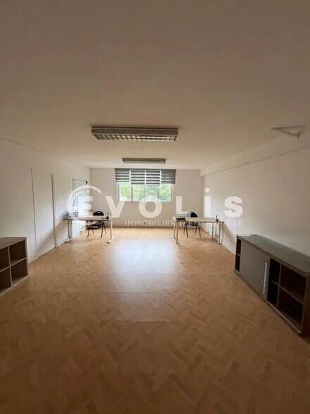 Office in Châtillon for lease - Interior Photo - Image 1 of 7