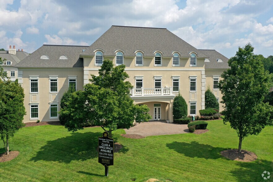 4510 Weybridge Ln, Greensboro, NC à louer - Photo du bâtiment - Image 3 de 7