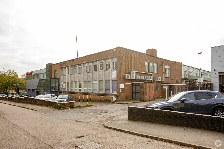 Otterspool Way, Watford à louer - Photo du bâtiment - Image 2 de 2