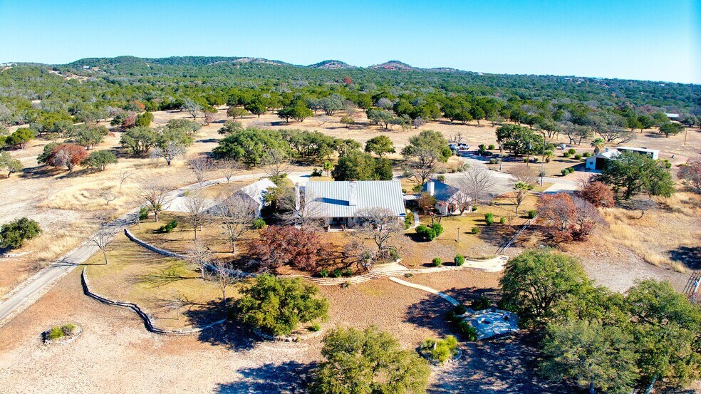 521 Bluff Creek Rd, Center Point, TX à vendre - Photo principale - Image 1 de 48
