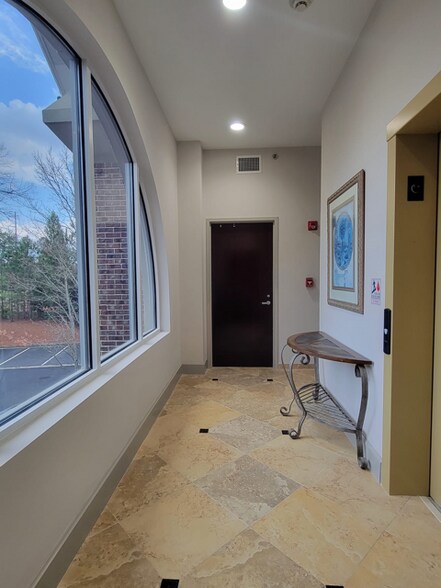 10050 Medlock Bridge Rd, Johns Creek, GA à louer - Photo du bâtiment - Image 2 de 16