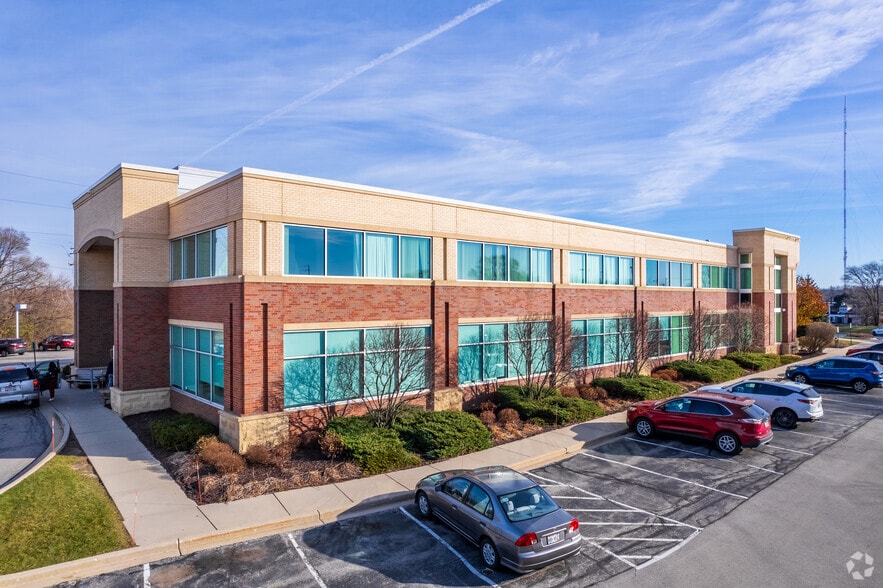 5650 N Green Bay Ave, Glendale, WI for lease - Building Photo - Image 2 of 5