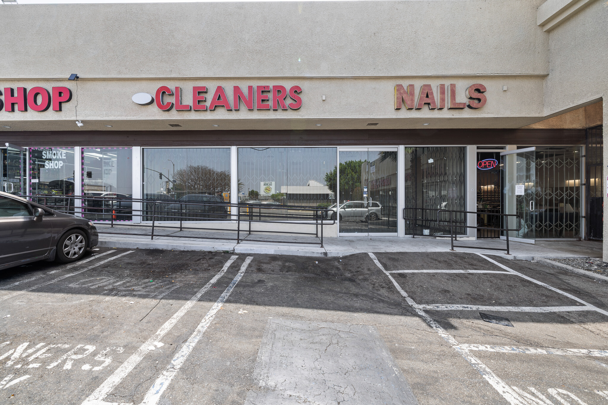 1900 S La Brea Ave, Los Angeles, CA for lease Building Photo- Image 1 of 4