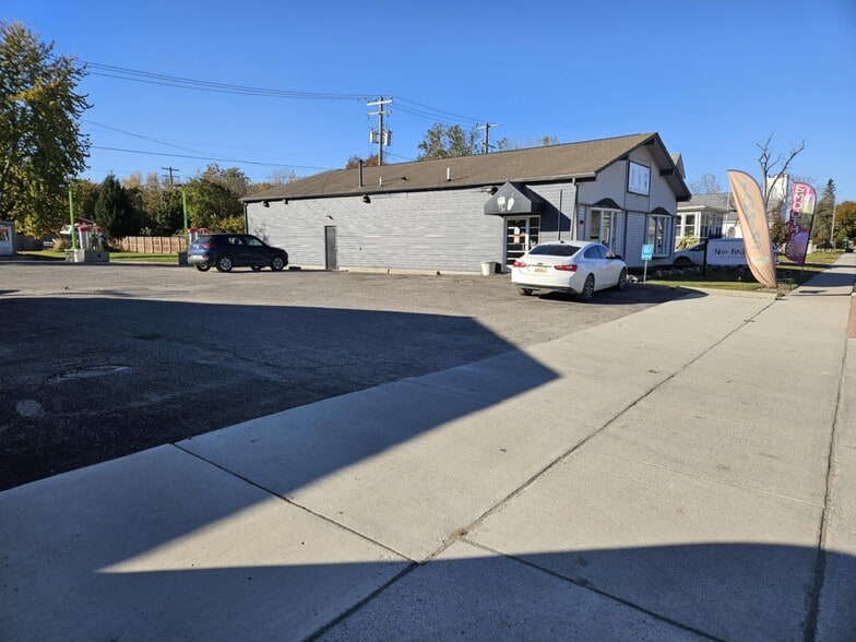 19162 Huron River Dr, New Boston, MI à vendre - Photo du bâtiment - Image 3 de 23