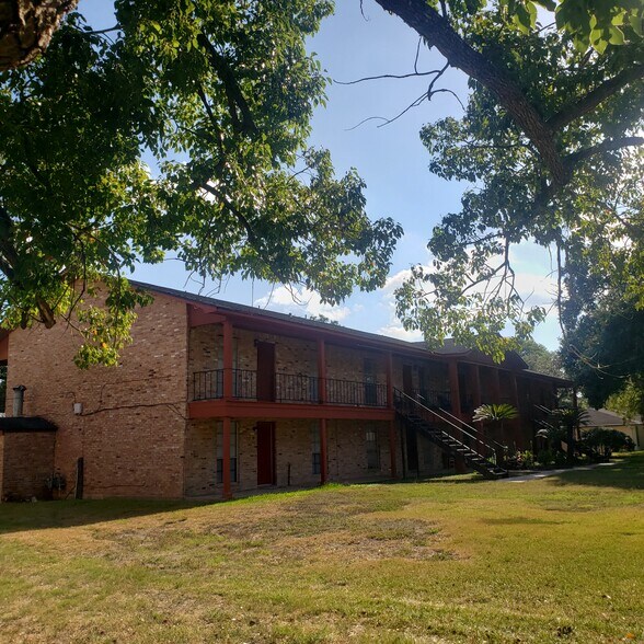 516 E Myrtle St, Angleton, TX à vendre - Photo du bâtiment - Image 3 de 10