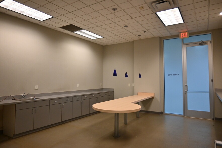 39525 W 13 Mile Rd, Novi, MI for sale - Interior Photo - Image 2 of 6