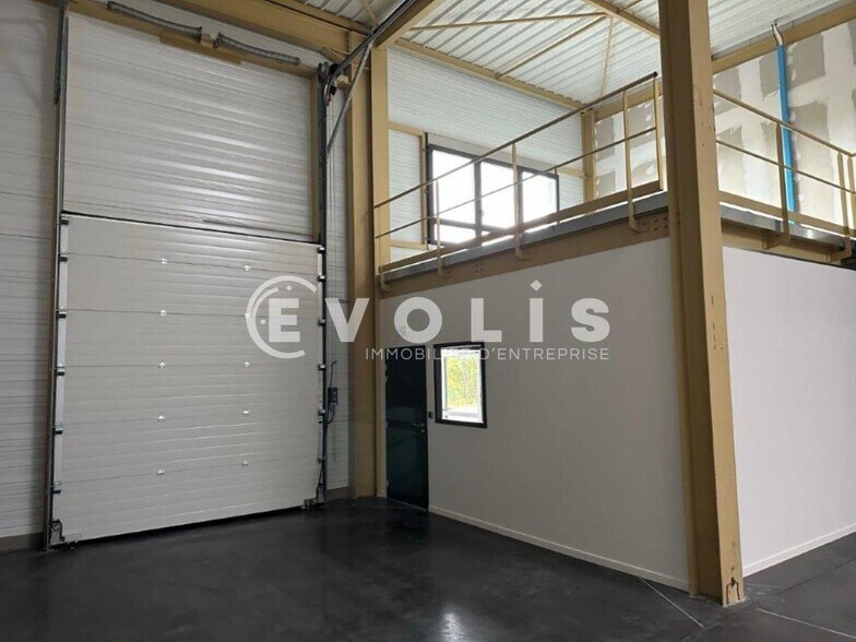 225 Avenue Des Marronniers, Bourgoin-Jallieu for lease - Interior Photo - Image 3 of 21