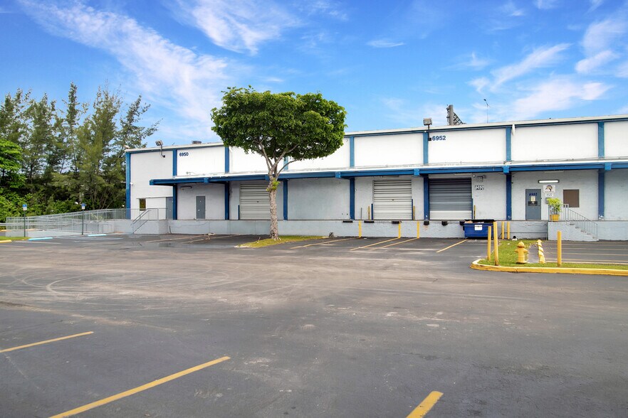 7166 NW 12th St, Miami, FL à louer - Photo du bâtiment - Image 2 de 4