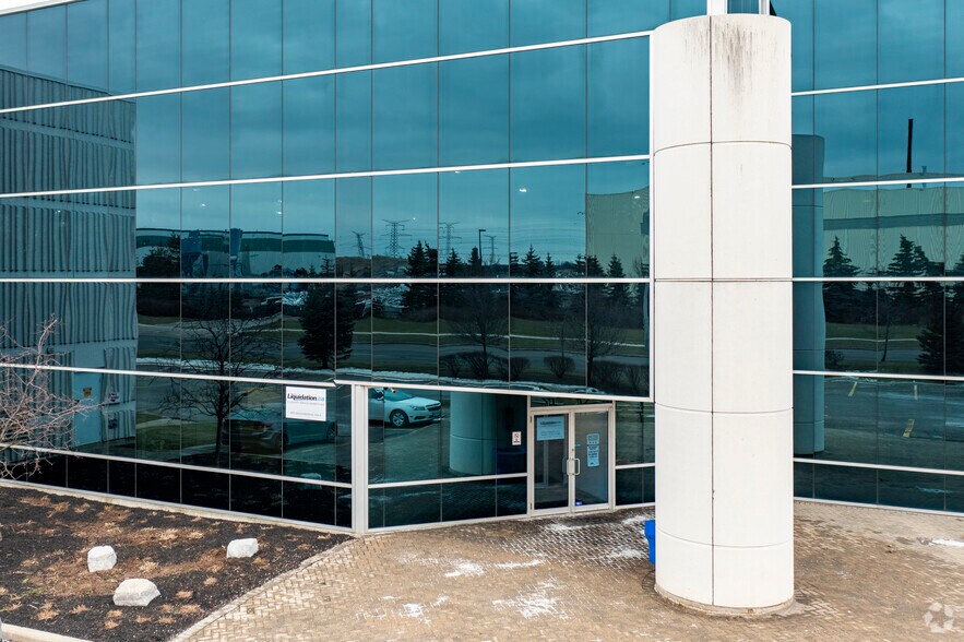 835 Intermodal Dr, Brampton, ON à louer - Photo du bâtiment - Image 3 de 3