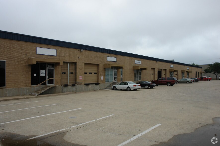 3511-3539 Irving Blvd, Dallas, TX à louer - Photo du bâtiment - Image 3 de 12