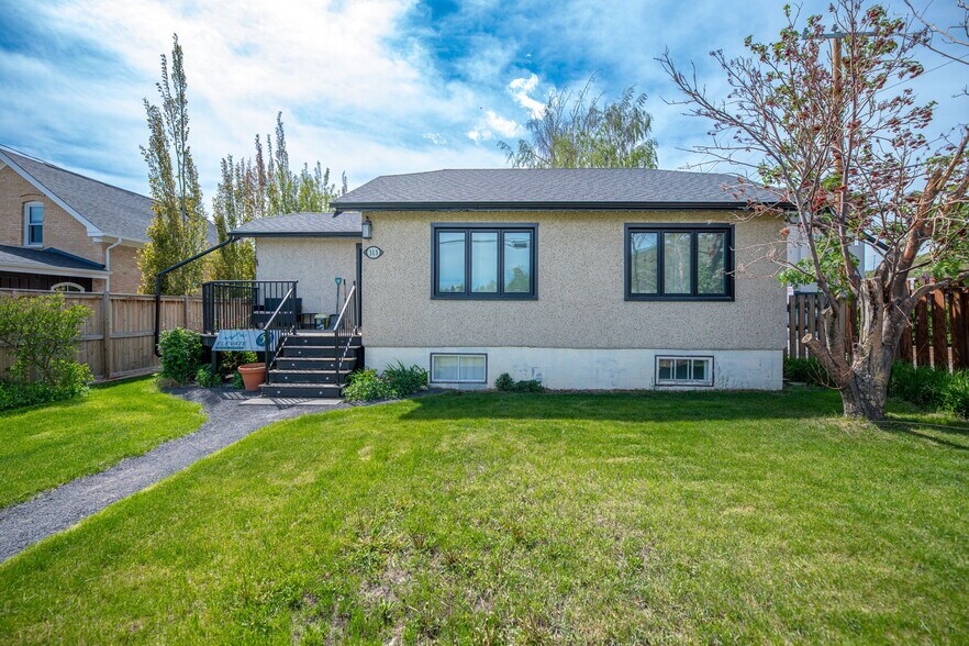 313 Ross Av, Cochrane, AB à vendre - Photo du bâtiment - Image 2 de 48