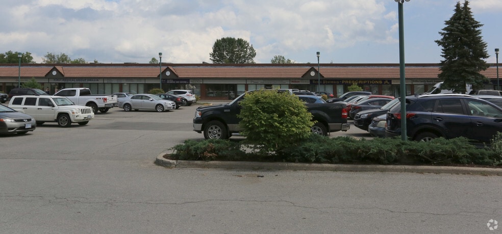 210 Memorial Ave, Orillia, ON à vendre - Photo du bâtiment - Image 2 de 7