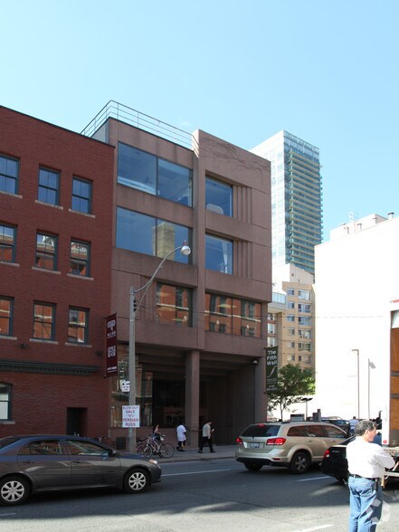 101 Richmond St E, Toronto, ON à louer - Photo du bâtiment - Image 2 de 4