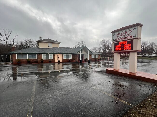 Plus de détails pour 9415 Main St, Clarence, NY - Commerce de détail à vendre