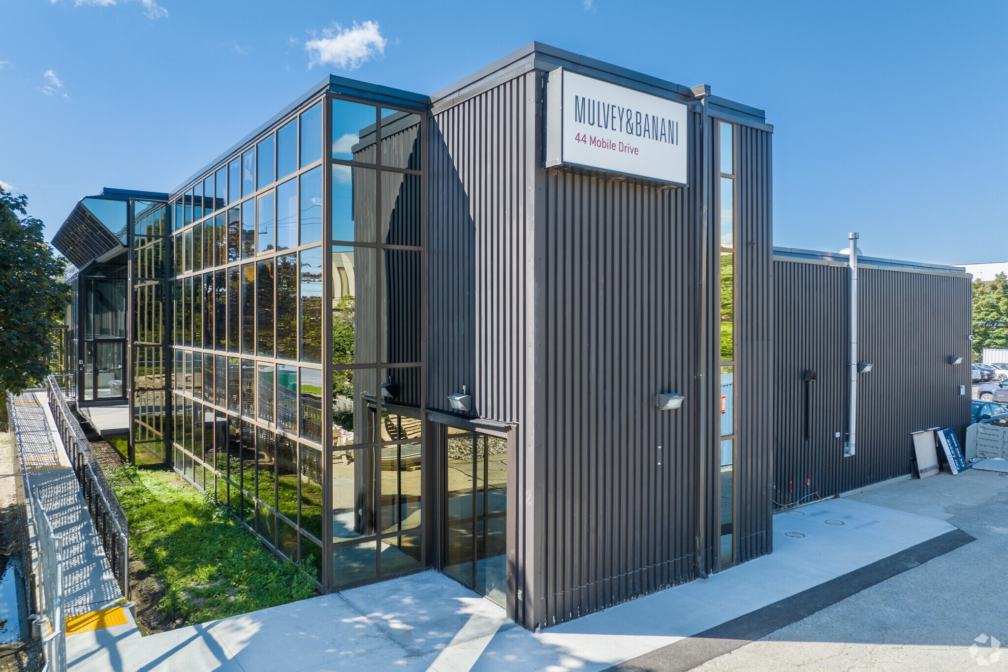 44 Mobile Dr, Toronto, ON à vendre Photo du bâtiment- Image 1 de 1