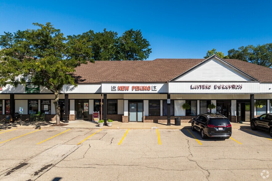 40-60 W Terra Cotta Ave, Crystal Lake, IL à louer - Photo du bâtiment - Image 3 de 13