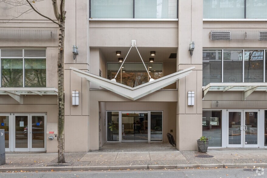981 Nelson St, Vancouver, BC for lease - Building Photo - Image 2 of 9