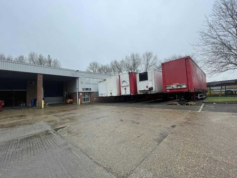 Farmbrough Clos, Aylesbury for lease - Building Photo - Image 2 of 39