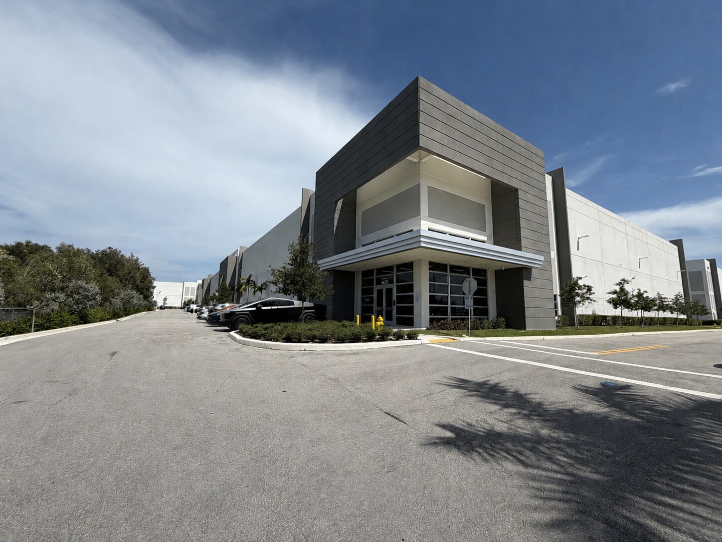 9675 NW 174th St, Hialeah, FL à louer Photo du bâtiment- Image 1 de 11