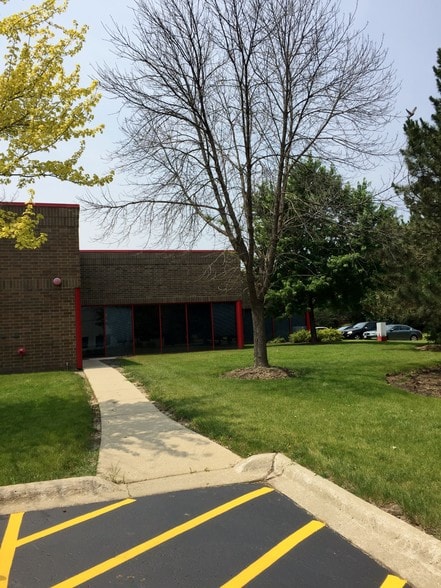 100-112 Terrace Dr, Mundelein, IL for lease - Building Photo - Image 2 of 10
