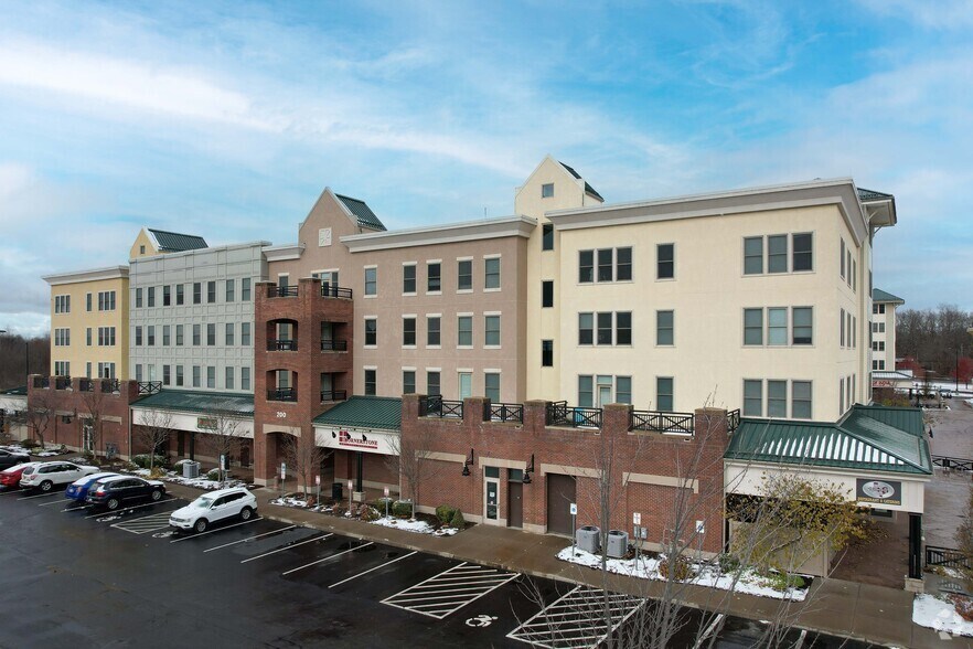 400 Park Point Dr, Rochester, NY à louer - Photo du bâtiment - Image 2 de 4