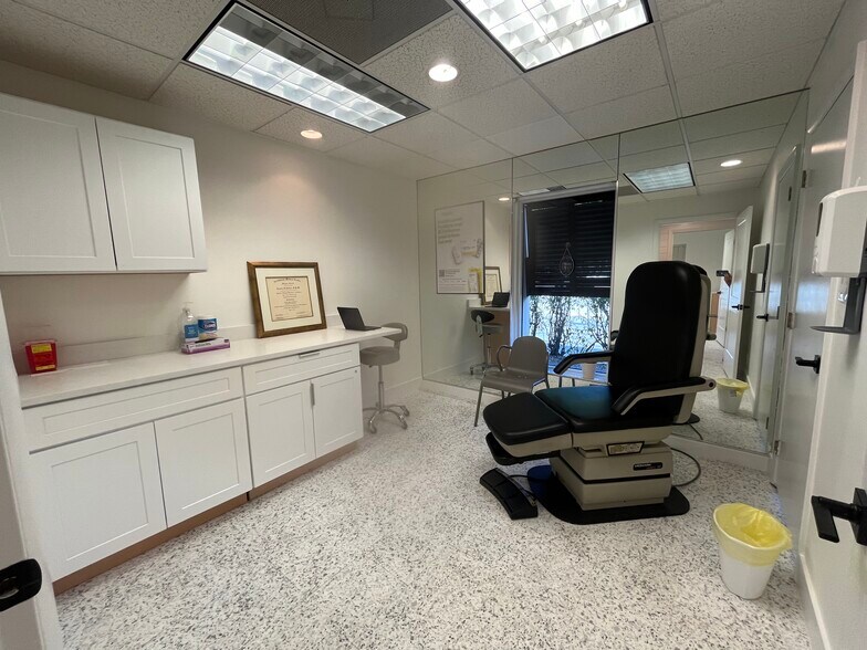 665 SE 10th St, Deerfield Beach, FL à louer - Photo intérieure - Image 3 de 13