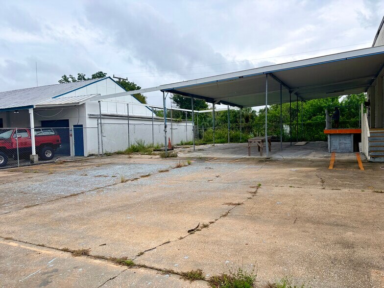 798 Clearlake Rd, Cocoa, FL à louer - Photo du bâtiment - Image 3 de 12
