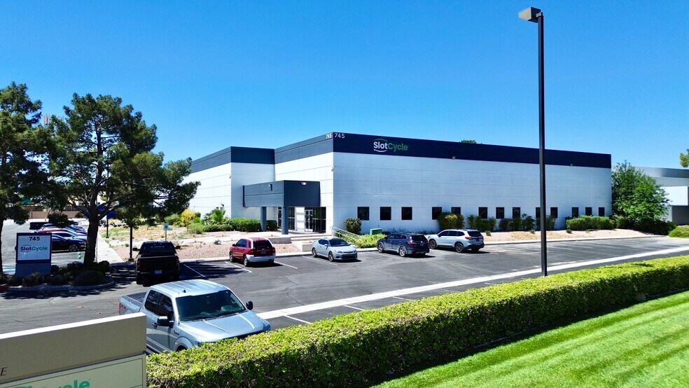 745 Grier Dr, Las Vegas, NV à louer - Photo du bâtiment - Image 3 de 14