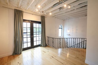 445 NE 56th St, Miami, FL for lease Interior Photo- Image 2 of 21