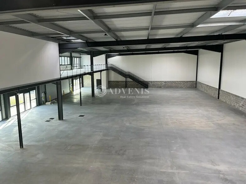 Flex in Saint-Laurent-de-Mure for lease - Interior Photo - Image 1 of 9