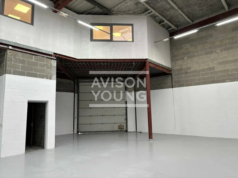 Flex in Le Thillay for lease - Building Photo - Image 2 of 4