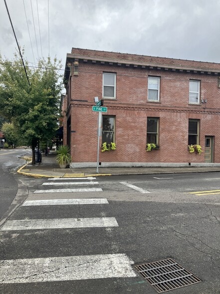 105 W Main St, Carlton, OR à vendre - Photo du bâtiment - Image 3 de 13