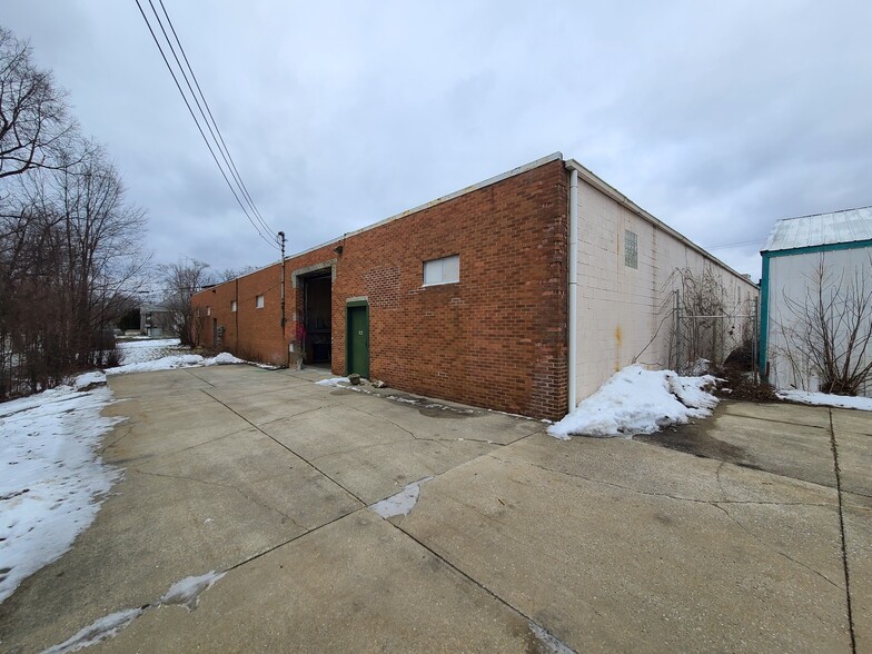 2033 N Dort Hwy, Flint, MI for sale - Building Photo - Image 2 of 10