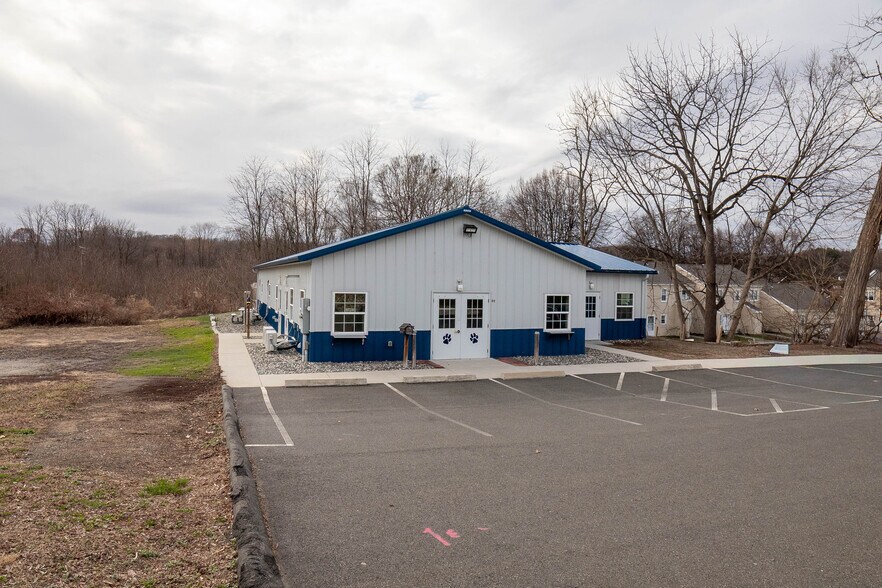102 Grove St, Chicopee, MA à vendre - Photo du bâtiment - Image 3 de 22
