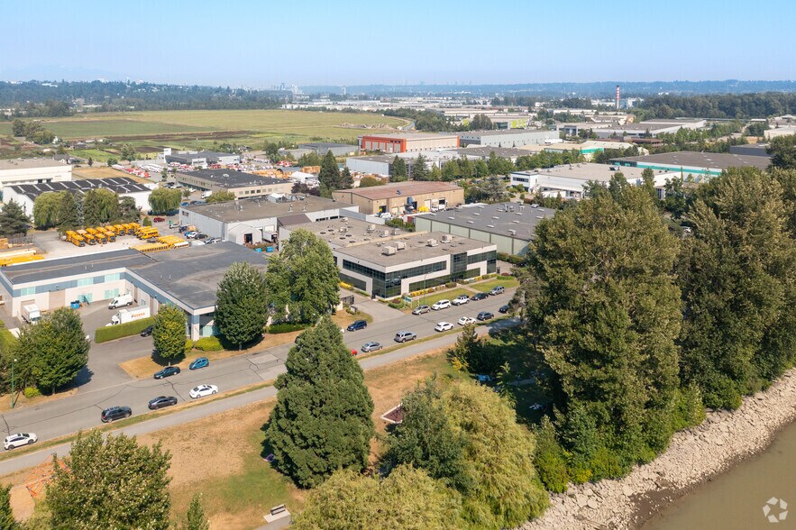 7432-7440 Fraser Park Dr, Burnaby, BC à louer - Photo du bâtiment - Image 2 de 6