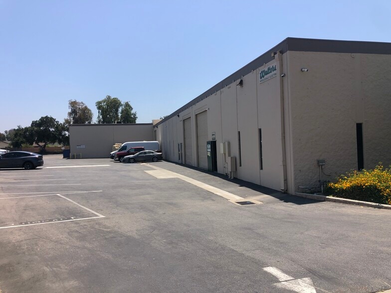 490 E Easy St, Simi Valley, CA à louer - Photo du bâtiment - Image 2 de 10