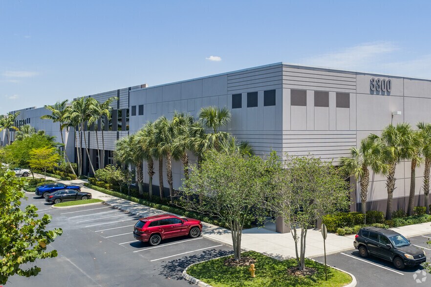 3300 SW 64th Ave, Davie, FL à louer - Photo principale - Image 2 de 15