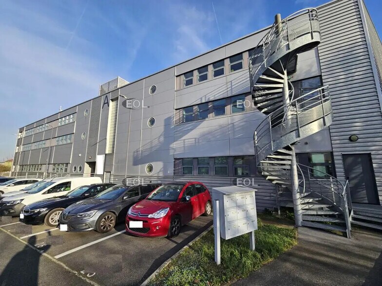 Bureau dans Ivry-sur-Seine à louer - Photo du bâtiment - Image 1 de 11