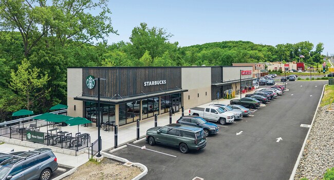 Plus de détails pour 112 Federal Road, Brookfield, CT - Commerce de détail à vendre